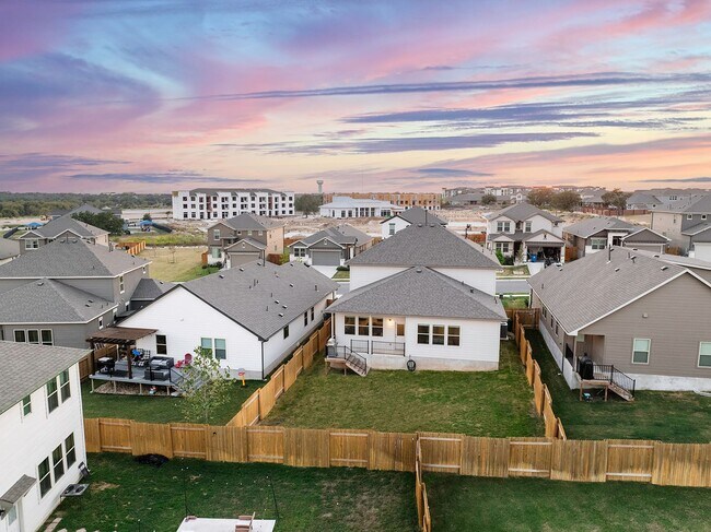 Building Photo - Amazing 5 Bedroom Home - Georgetown