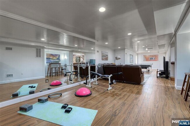 Building Photo - 91 Chestnut Ridge Rd