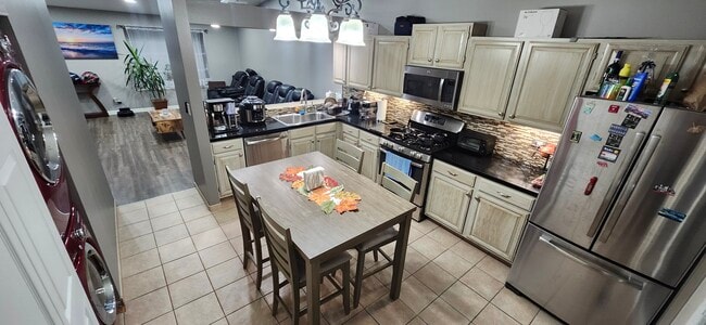 Building Photo - 539 Thorndale Dr