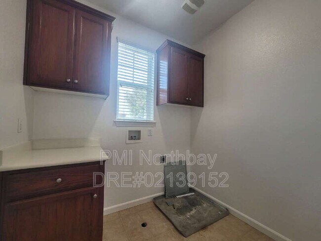 Building Photo - 119 Sunshine St