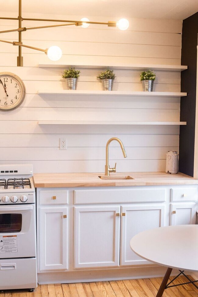 Building Photo - 220 W Chestnut St