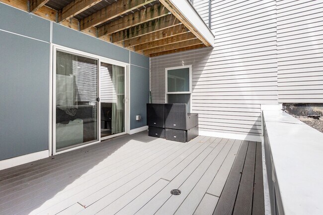 Building Photo - 545 E 3rd St