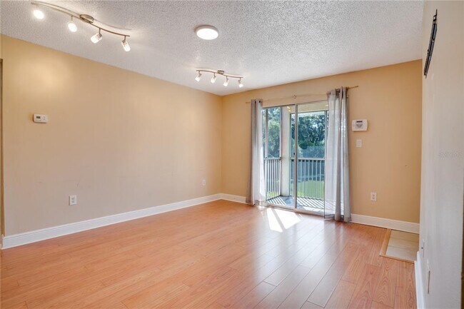 Building Photo - 806 Lake Haven Square