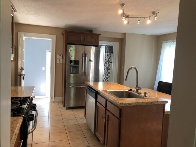 Building Photo - Spacious 3 Bedroom Single-family in Berlin!