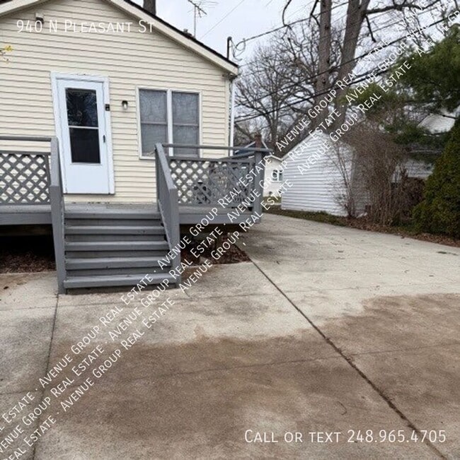 Building Photo - 940 N Pleasant St
