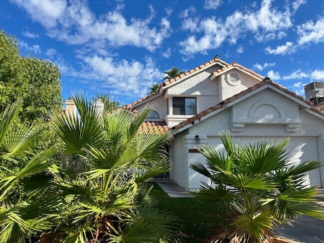 Building Photo - STUNNING 4 BEDROOM 3 BATH, 2 STORY HOME WI...