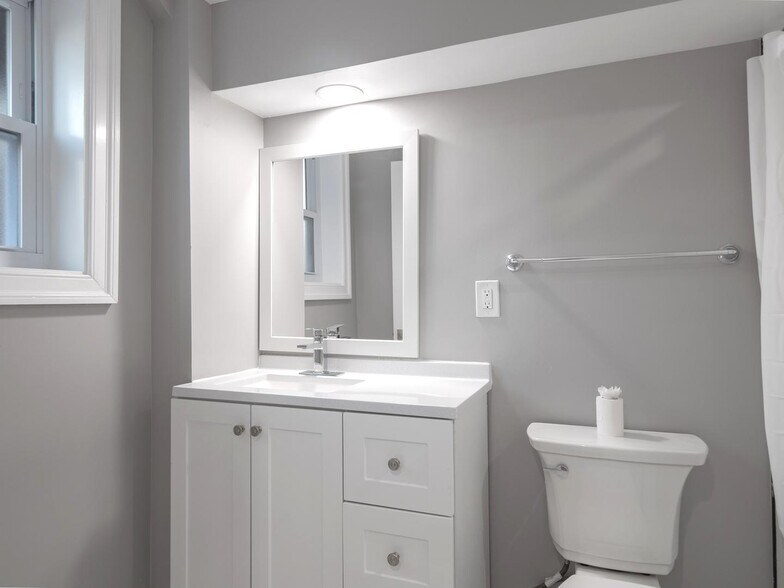 Building Photo - Elegant Petworth townhouse near Rock Creek...