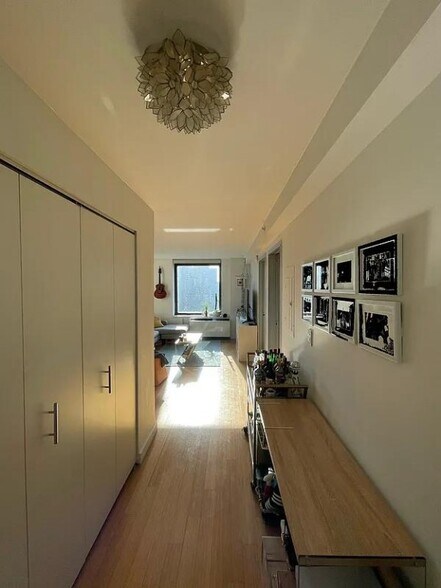 Building Photo - 100 W 39th St