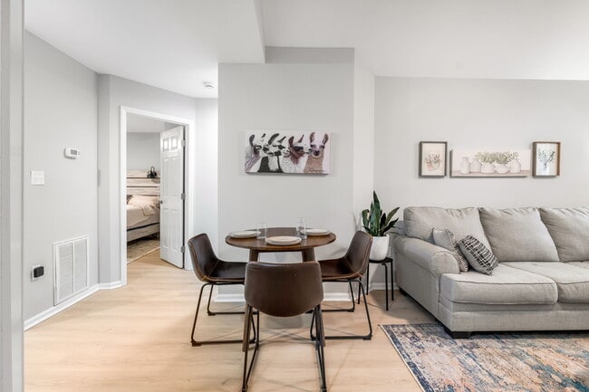 Building Photo - 420 Alpha St