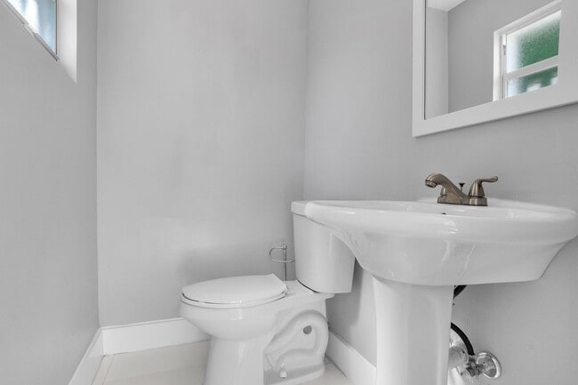 Building Photo - Beautiful California Style Hollywood Home