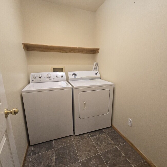 Building Photo - 2 Bedroom 2.5 bathroom near Golf Course