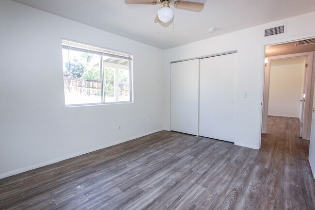 Building Photo - 2 Bedroom Duplex with Fenced Yard