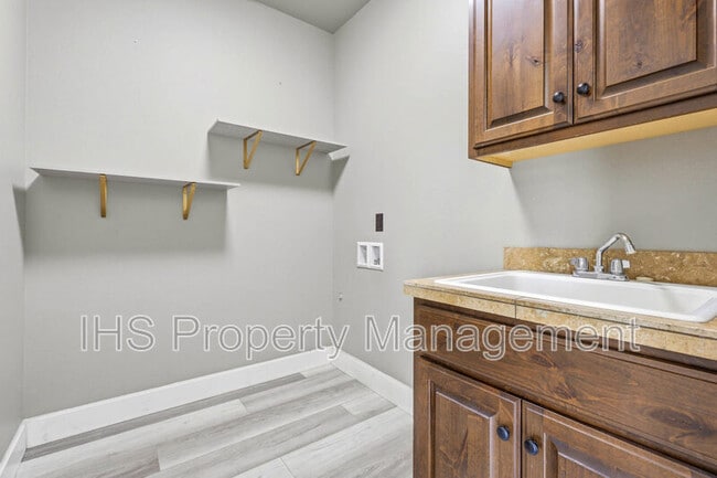 Building Photo - 4806 Tamarisk Dr