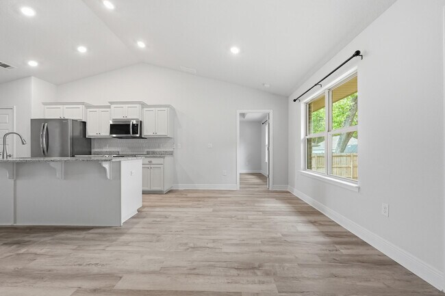 Building Photo - 5810 Crestlake Dr
