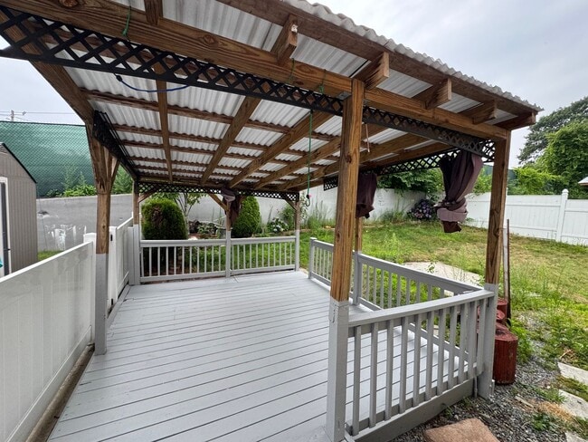 Building Photo - Recently Updated 3-Bedroom Townhouse in La...