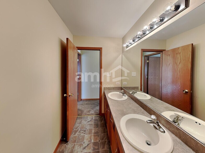 Building Photo - 26251 W Bayberry Ct