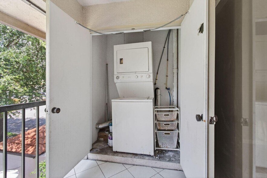 Building Photo - 400 Club Cir