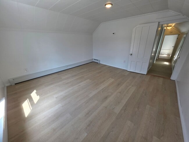 Building Photo - Beautiful Waterside 3 bedroom Single-Family Home - Catskill, NY