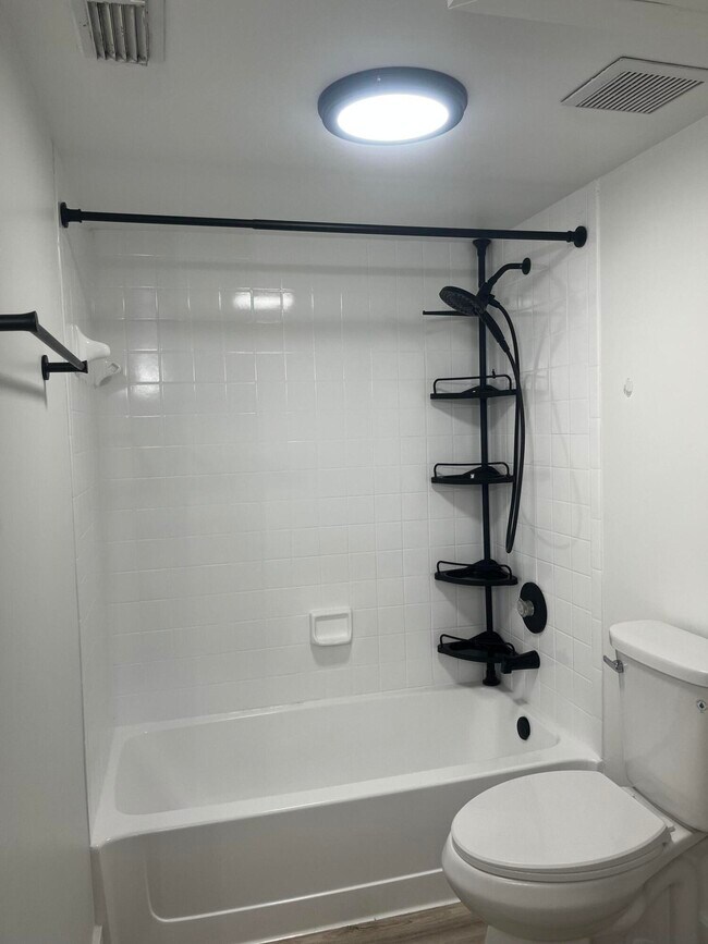 Building Photo - 2831 N Oakland Forest Dr