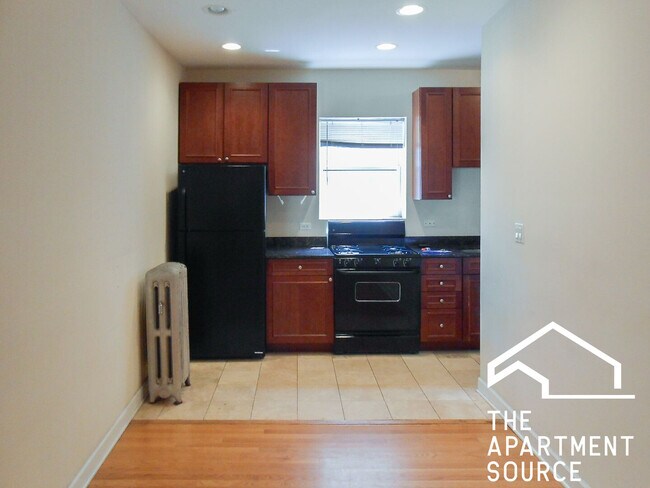 Primary Photo - 3918 N Pine Grove Ave