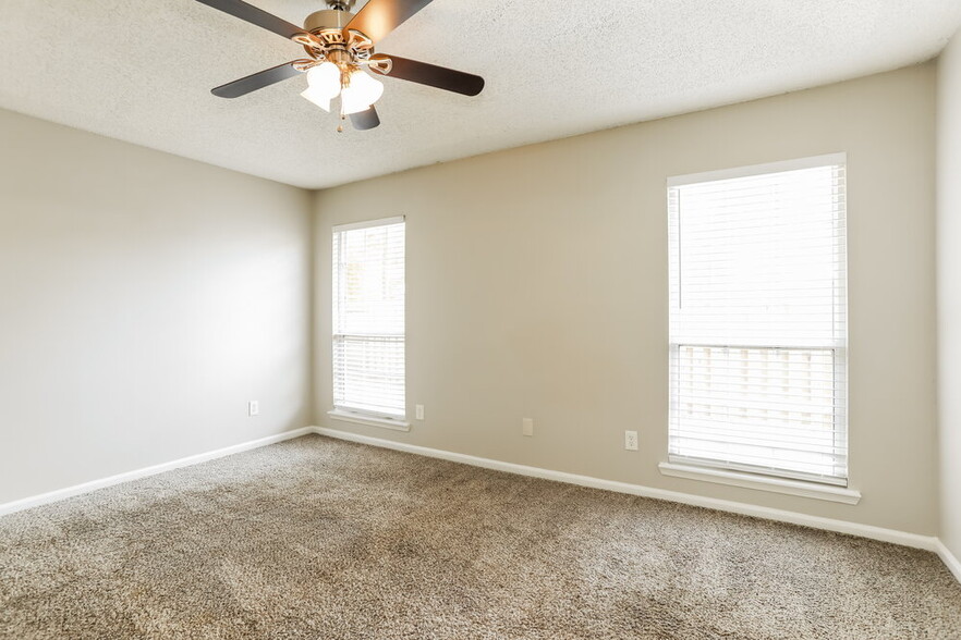 Building Photo - 8063 MacDougall Dr E