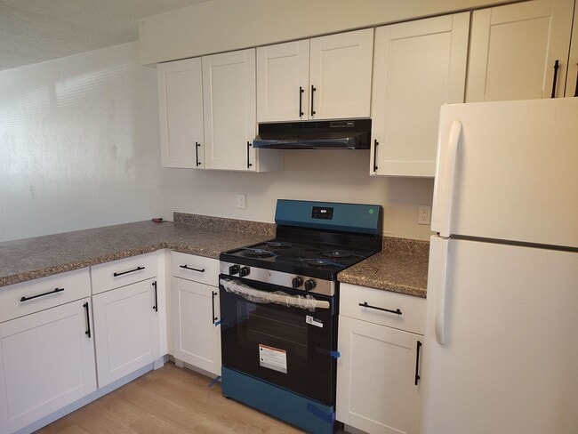 Building Photo - COMING SOON Newly Remodled -2BR Unit with Fenced back yard