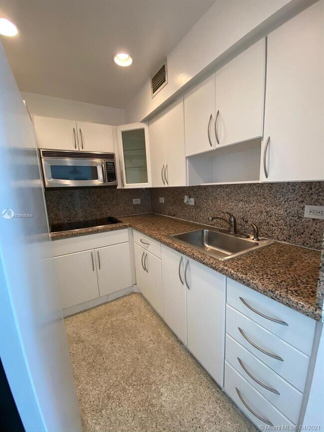 Building Photo - 9700 W Bay Harbor Dr