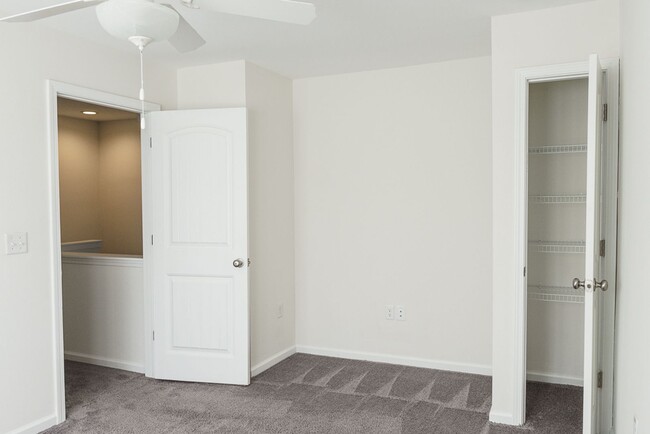 Building Photo - Three Bedroom Townhome