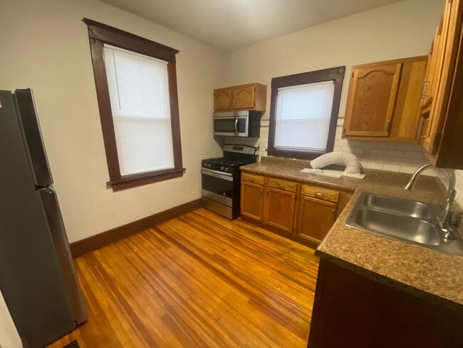 Building Photo - Sharp 2BR Davenport House