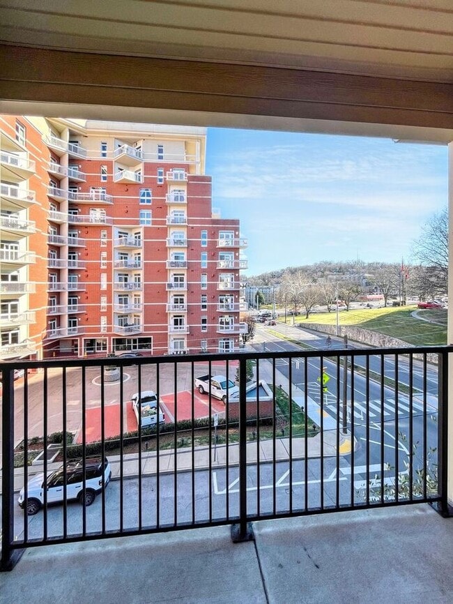 Building Photo - Lovely 1 Bed & 1.5 Bath Condo in Nashville...