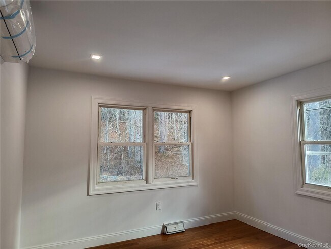Building Photo - 28 Pine Tree Ln