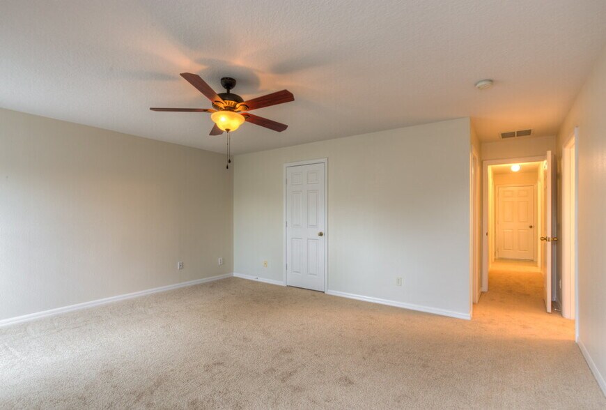 Building Photo - 735 Windrose Dr