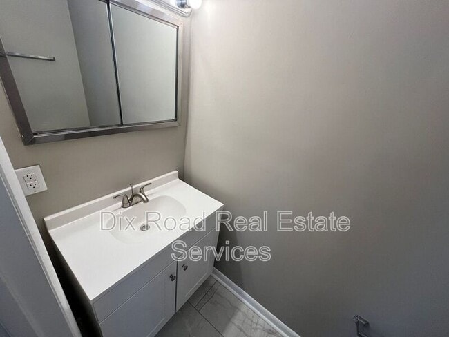 Building Photo - 609 Gladys Dr