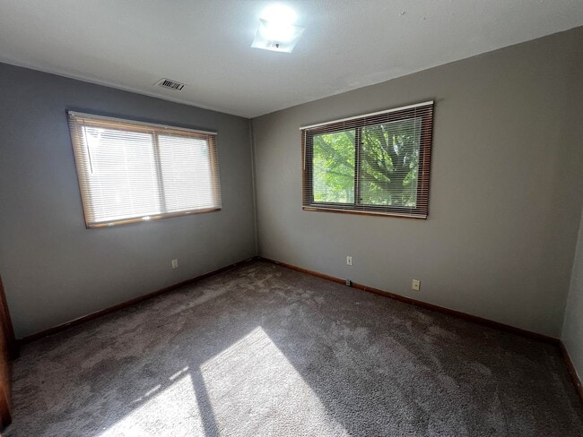 Building Photo - 1131 Maple St