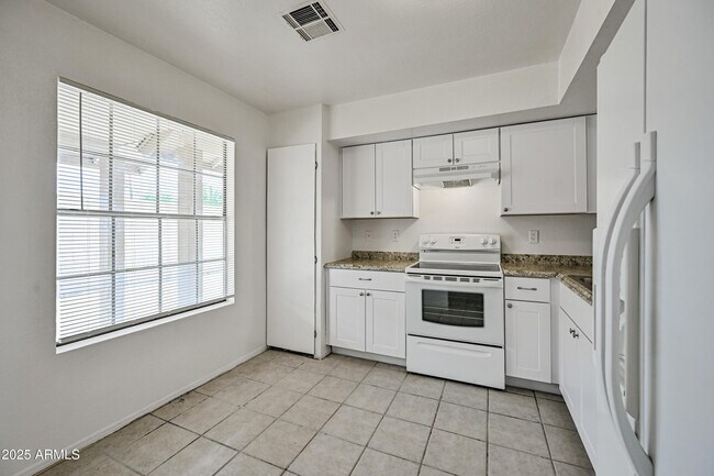 Building Photo - 2901 E Campo Bello Dr