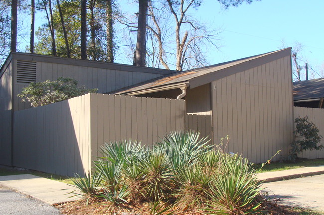 Building Photo - Cedar Court Apartments