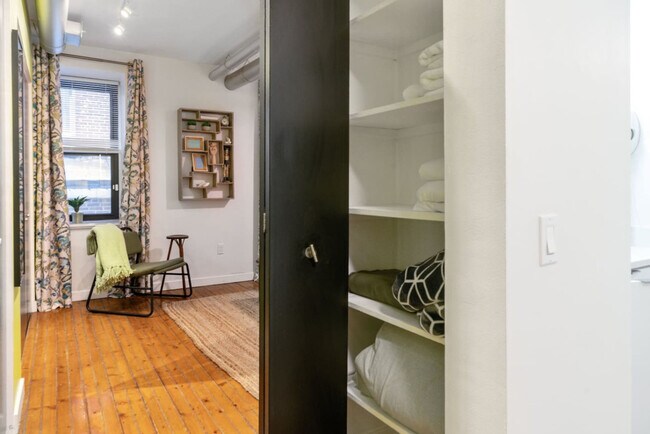 Building Photo - 221 Vine St