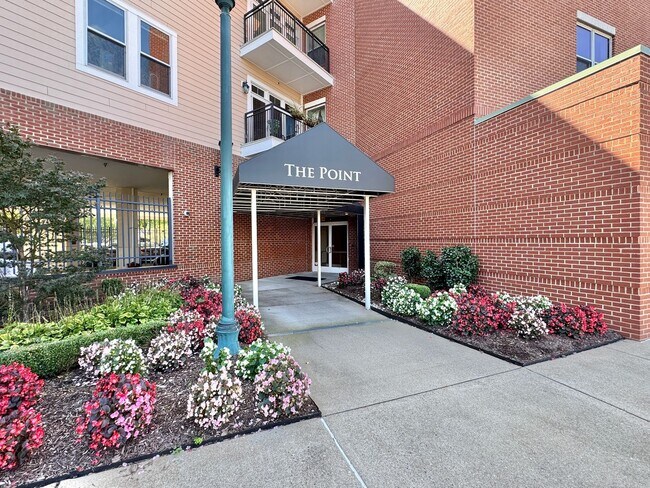 Building Photo - NEWPORT NEWS - STUNNING APARTMENT IN  THE ...