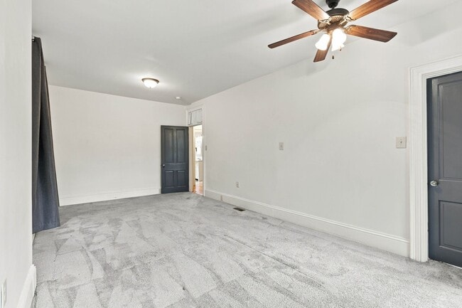 Building Photo - 129 E Clay St