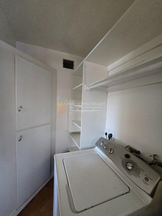 Building Photo - Vintage 3 Bedroom, 2 Bath Home with all the Modern Conveniences!!