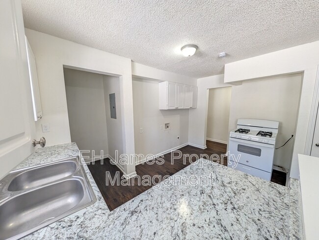 Building Photo - 1627 N Denver Ave