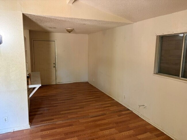 Building Photo - 3425 Sunset Dr