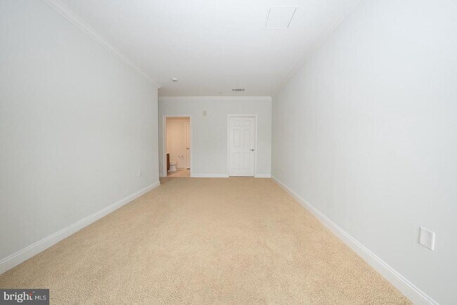 Building Photo - 300 W Elm St