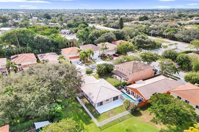 Building Photo - 6305 Willoughby Cir