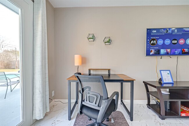 Building Photo - 5330 Hialeah Dr