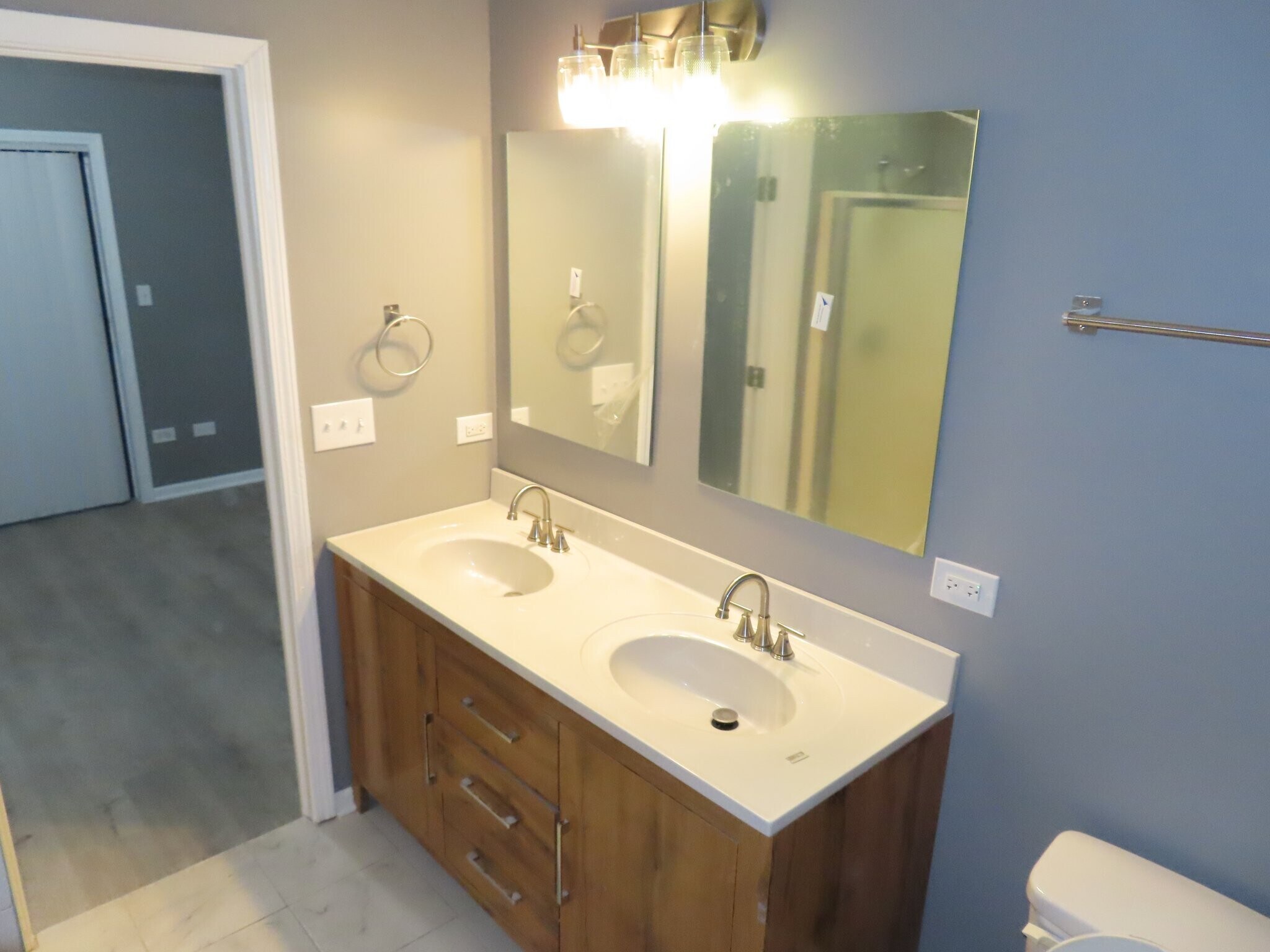 Building Photo - 951 W 51st St