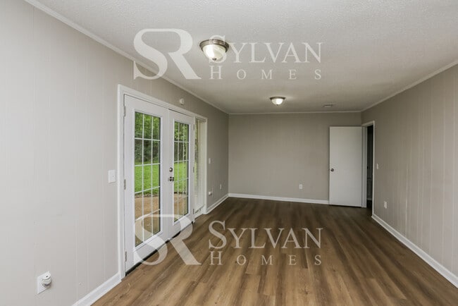 Building Photo - Step into this stunning 3-bedroom, 2-bathr...