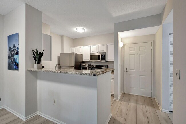 Building Photo - 630 S Sapodilla Ave