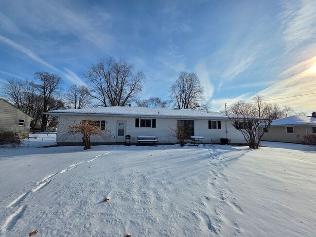 Building Photo - Three Bedroom Home in Battle Creek