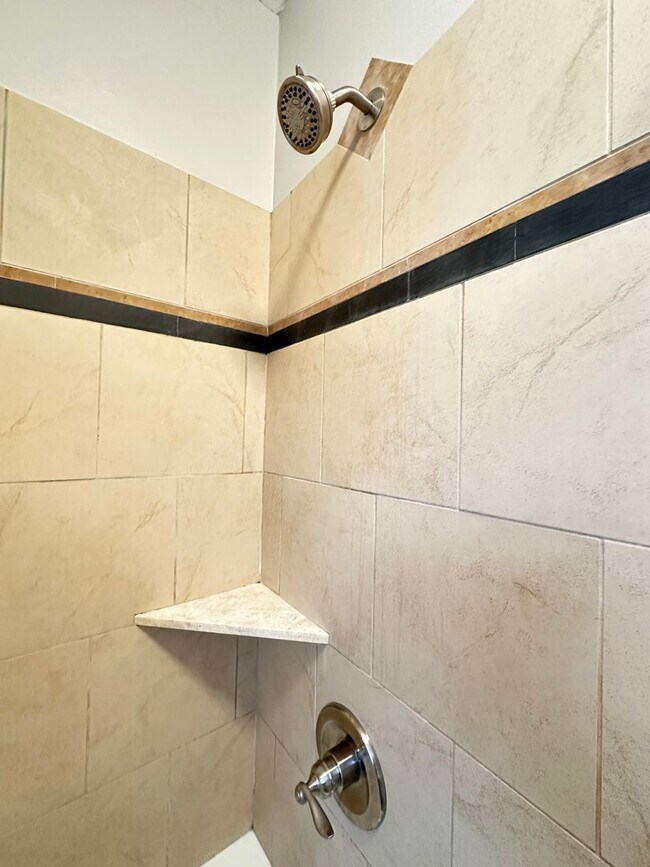 Building Photo - Charming 2-Bedroom Cottage-Style Home!